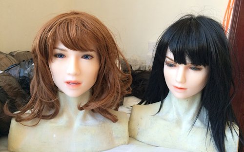 Doll Sweet Lilith mit blauen Augen (links) und Ruby mit grünen Augen, beide im Hautton LPink - Werksfotos von DS Doll