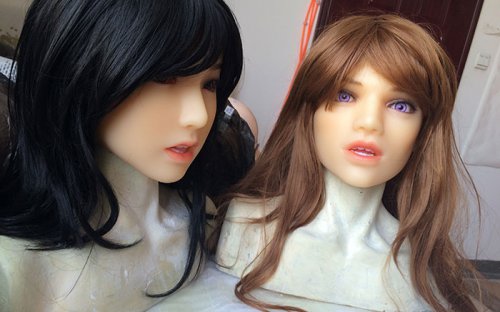 Doll Sweet Thera mit braunen Augen (links) und Mandy mit purpurfarbenen Augen, beide im Hautton Yellow - Werksfotos von DS Doll