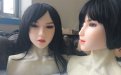 Doll Sweet Kayla mit braunen Augen (links) und Jiaxin mit blauen Augen (rechts), beide im Hautton LPink - Werksfotos von DS Doll